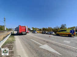 baleset helyszínén dolgoznak a tűzoltók