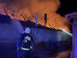 lángoló tetőszerkezet oltása