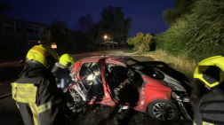 kigyulladt elektromos autó oltása és konténerbe helyezése