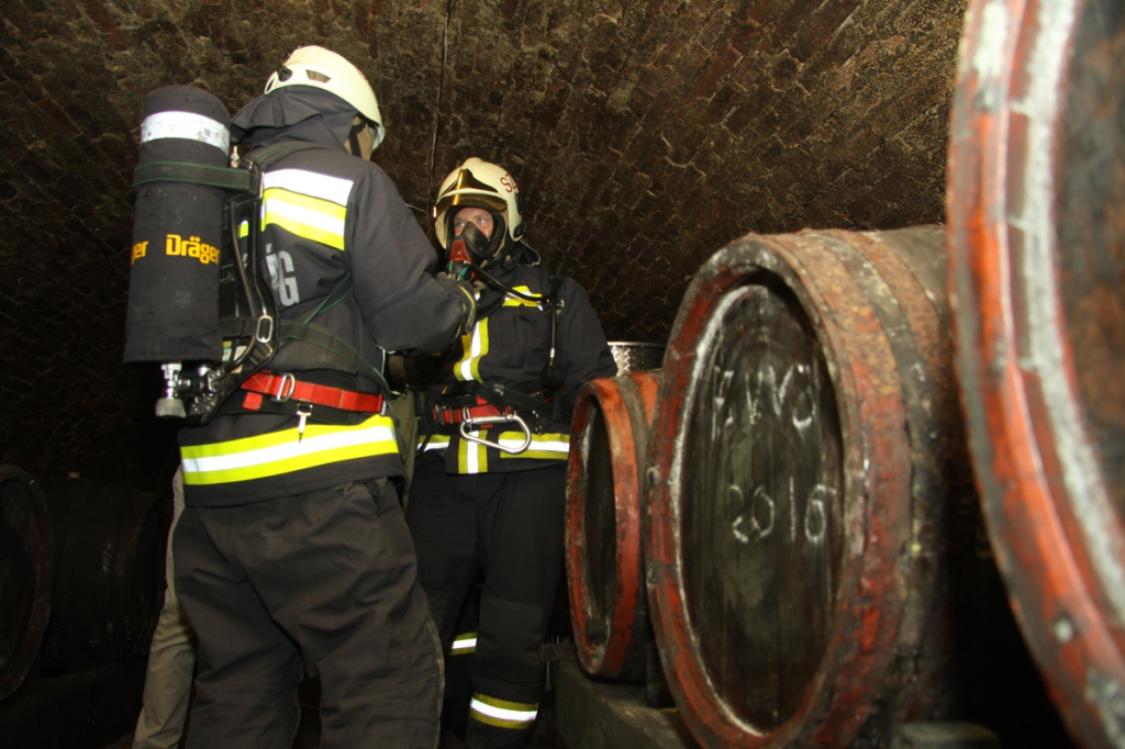 Tűzoltók egy borospincében