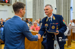 Udvardi János kezet fog Székesfehérvár polgármesterével