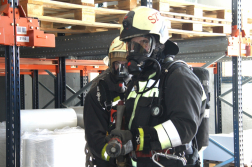 Két tűzoltó légzőfelszerelésben