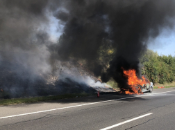 Lángba borult autó fekete füsttel