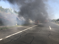 Füst takarásában az égő autó a sztrádán