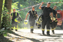 Kordonszalagot felemelve jönnek az önkéntesek