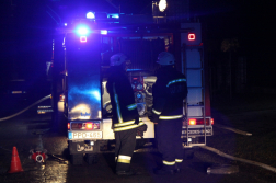 Velence tűzoltóautó hátuljánál két tűzoltó