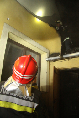 Családi ház oldalának szigetelését ellenőrzik a tűzoltók