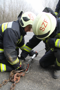 Daru láncát omegával rögzíti két tűzoltó