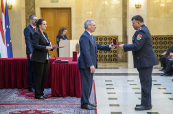Simon Sándor átveszi az elismerést
