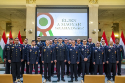 Csoportkép az elismerésben részesültekkel
