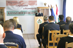 Ünnepségen beszédet mondanak a hallgatóság előtt