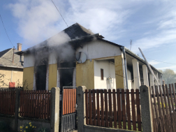 Családi ház első két ablakkerete megégve az abalakon füst szivárog