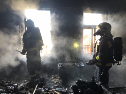 Kiégett szobában a füstben két tűzoltó
