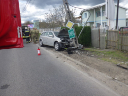 Középen az autó elölről a kitörött oszlopnál jobbra családi ház