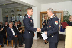 Bori Szilárd kezet fog Magosi Lajos igazgatóval