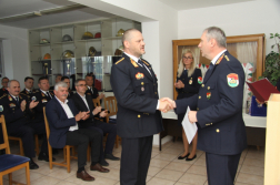 Farkas-Bozsik Gábor kezet fog Magosi Lajos igazgatóval