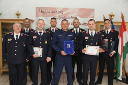 Elismerésben részesültek csoportképe