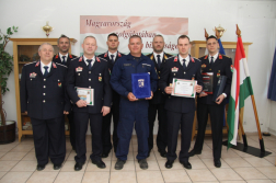 Elismerésben részesültek csoportképe távolabbról