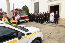 Templom előtt felsorakozva az önkéntes fiúk és lányok mellettük tűzoltóautó