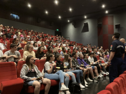 Moziban ülő diákok