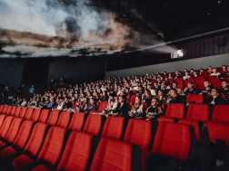 Moziban ülő diákok fölött füst gomolyog