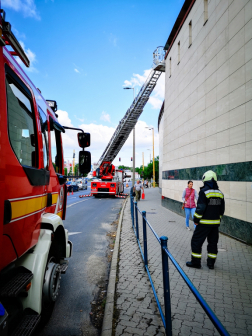 Épület oldalánál magasban a létraszer 