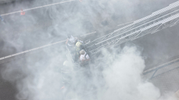Füst alatt a mélyben a létraszer kosara diákokkal