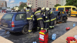 Két autónál műszaki mentési bemutatót csinálnak a tűzoltók