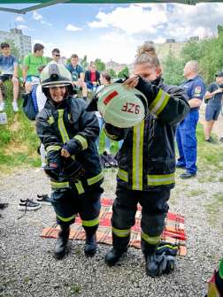 Diáklányok tűzoltó ruhába öltöznek