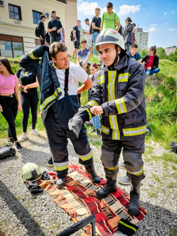 Diák fiúk tűzoltó ruhába öltöznek